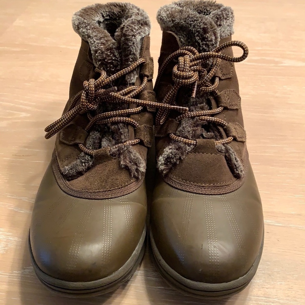 Women’s Baretraps “Augustina” Duck style boots good condSize 8.5 faux fur lining